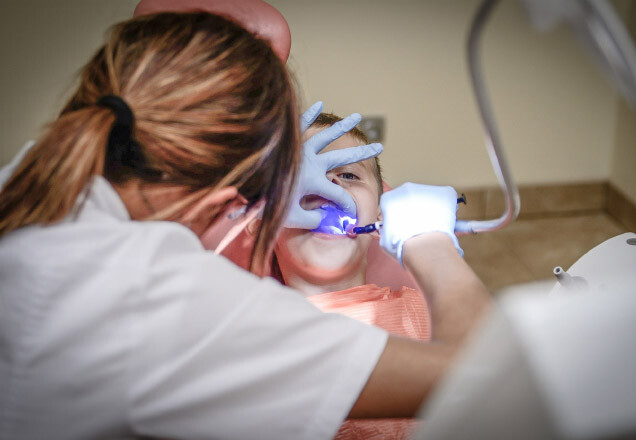 Pulizia dei denti senza dolore o fastidio: a chi rivolgersi?